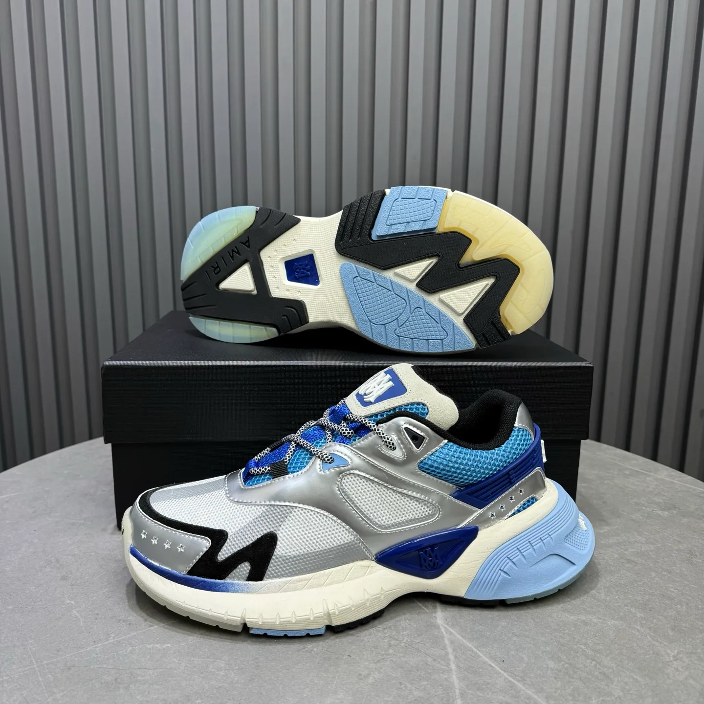[AMIRI Amir] P: 760💰Size for couples: Female 35-40; Male 39-44; (Customized at 45.46) AMIRI Amir New Autumn and Winter Products New Autumn Latest Catwalk Couple Color Block Bread Casual Sports Shoes Series 〰 Casual fashion style full of details New generation of bone shoes popular classic upgrades Super comfortable and super popular! AUTRY is an exclusive version of AUTRY couple casual shoes from a high street brand in Los Angeles. Many celebrity Internet celebrities have the same style. Chinese new rapper Xiaobai Gali, Wang Yibo, Yang Mi and other Internet celebrity bloggers are competing for their feet. The three-dimensional molded metal logo on the side of the AJ1 shoe is on par with Nike's popular Fog. The heroic value instantly has a bit of punk rock flavor, all showing fashion sense and street style... ▪ Upper: original custom-made cowhide + original custom-made breathable mesh ▪Inner lining: original customized breathable mesh ▪Outsole: original molded two-color TPU rubber combination outsole.